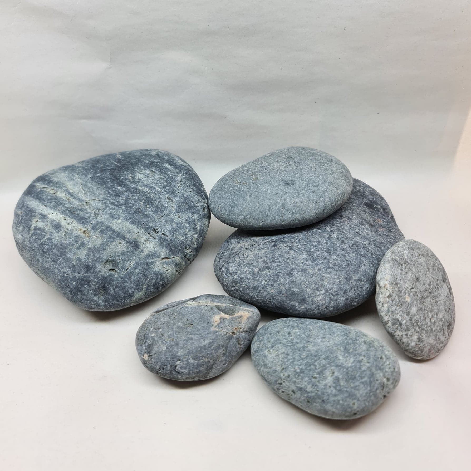Rounded River Pebbles – Black / Dark Grey per KG